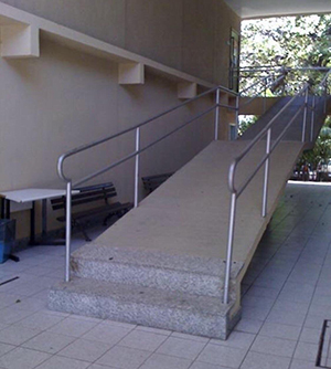 Rolstoelopgang die begint met 1 traptrede