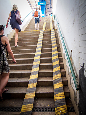 Trap met latten die eroverheen liggen